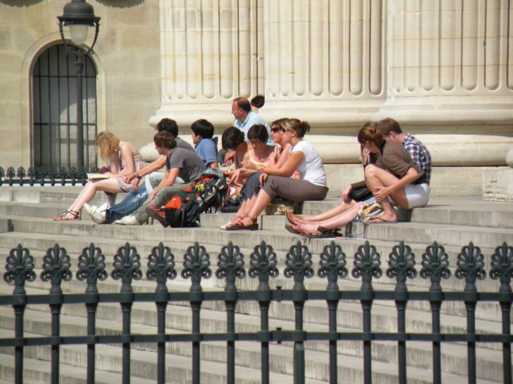  groupe de jeunes prenant un bain de soleil